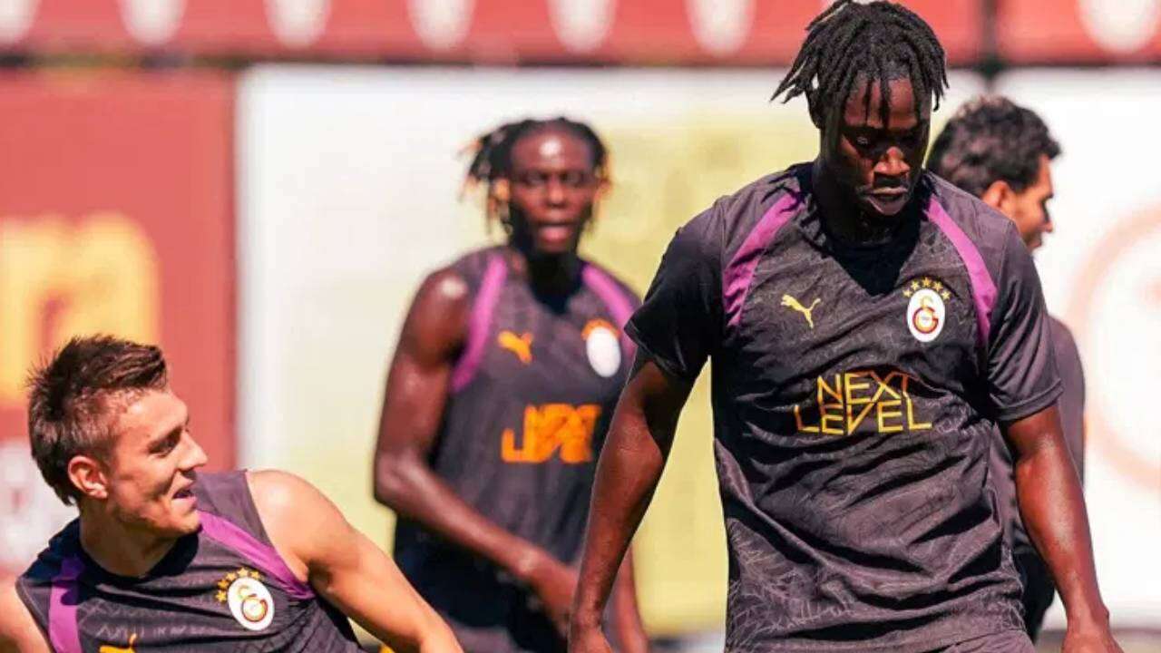 Florya'da ortalık karıştı: Galatasaray'da Okan Buruk 1 ismin biletini kesti, Dursun Özbek bile istemiyor! 6